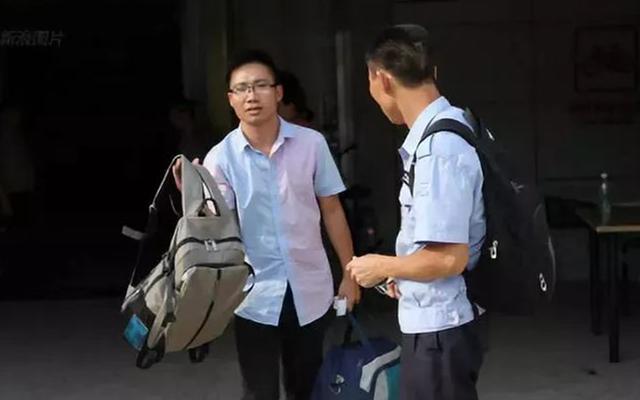 开元体育·(中国)官方网站为了考清华大学复读了8年终于如愿如今已从业他后悔吗？(图1)