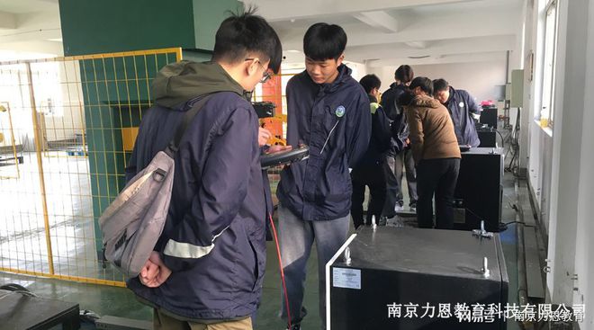 开元体育·(中国)官方网站上海附近的一家工业机器人培训中心(图1)