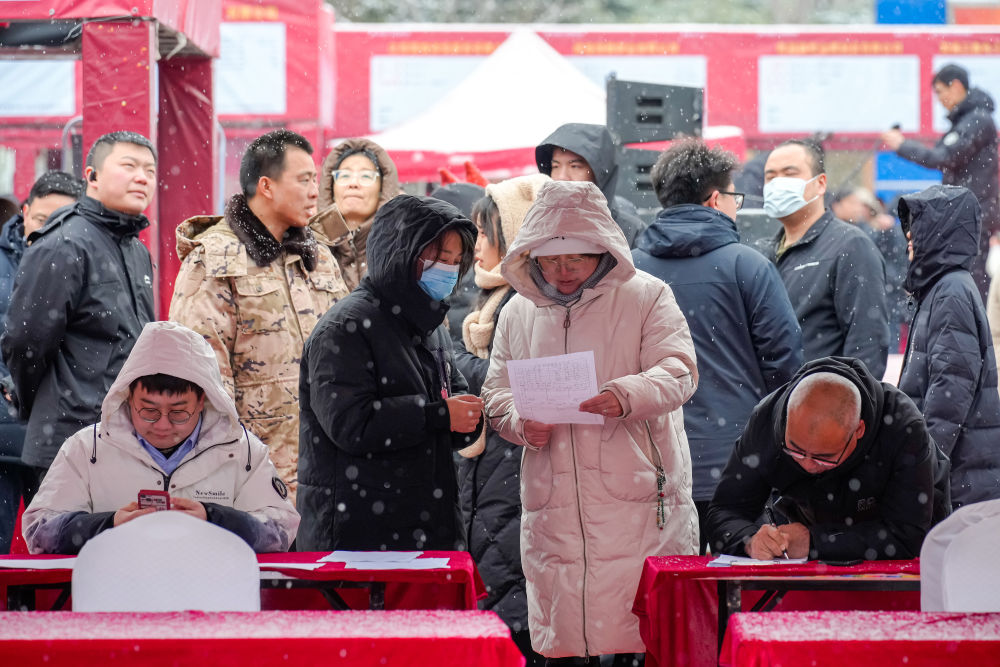 开元体育·(中国)官方网站招聘求职人行早 “用工忙”折射经济开局稳(图12)