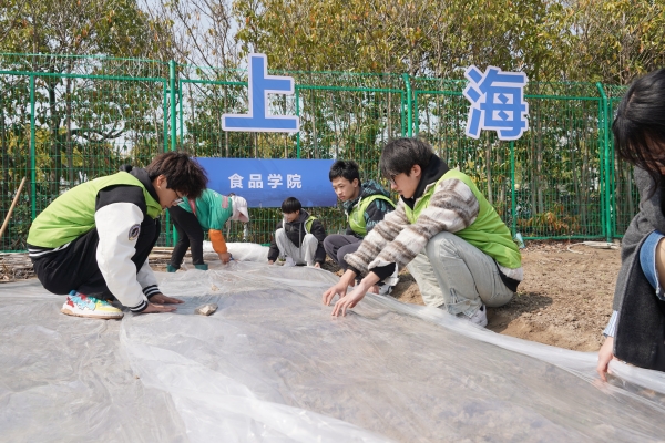 开元体育·(中国)官方网站春分犁耙乱纷纷 实验室湿垃圾变身环保肥料 大学生让春种(图3)