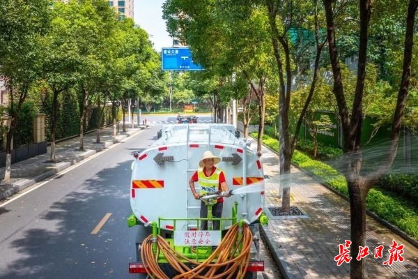 开元体育·(中国)官方网站能根据天气自动调整浇水量还能手机一键浇水这个园林喷灌系(图3)